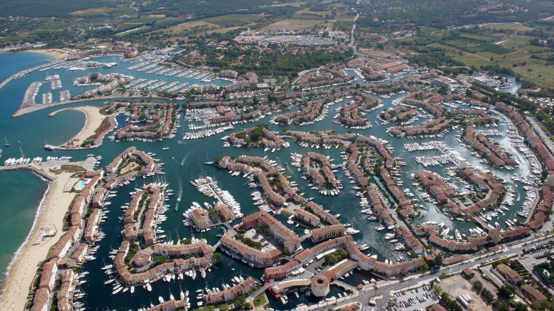 Vue aérienne de Port Grimaud, cité lacustre et ses canaux bordés de maisons