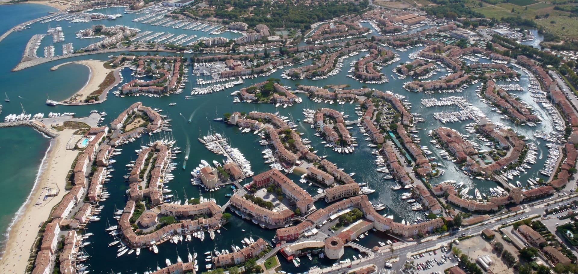 Vue aérienne de Port Grimaud, cité lacustre et ses canaux bordés de maisons